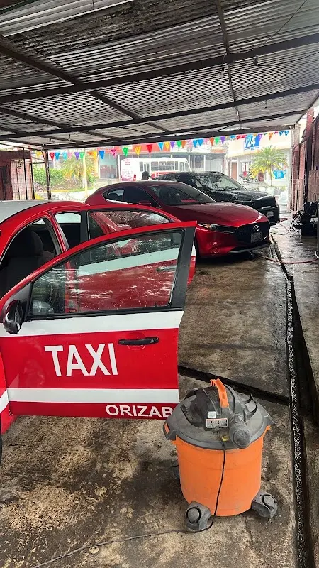 Auto lavado dorado